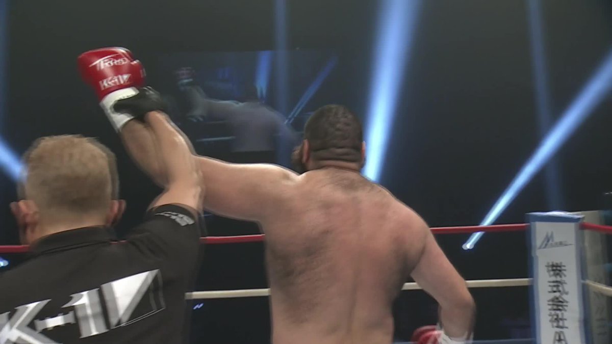 Thiatou Yoff Yoff s’incline par KO face à l’Italien Claudio Istrate lors de son combat de kick-boxing au Japon.