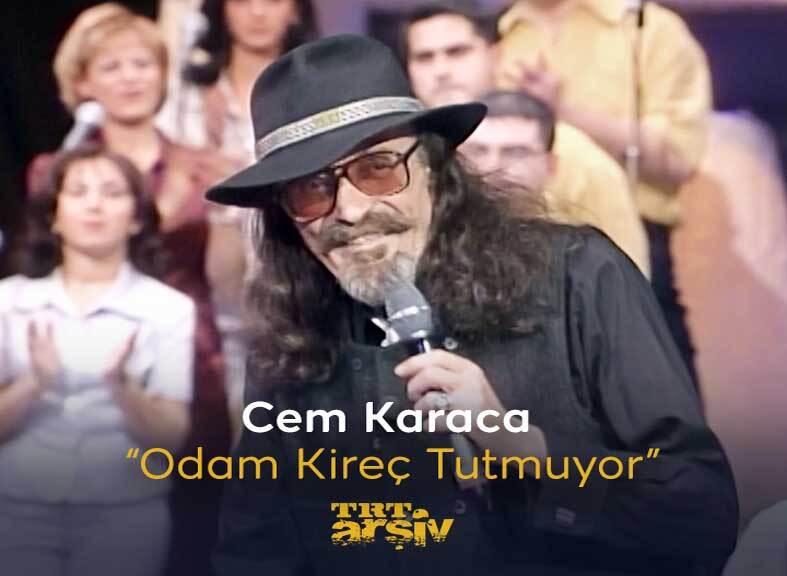 “Bir Gün Belki Hayattan” diyen Cem Karaca, geride eşsiz eserler ve unutulmaz izler bırakarak aramızdan ayrıldı. 1998 yılına gidiyor ve Cem Karaca’yı dinliyoruz: “Odam Kireç Tutmuyor” 🎵