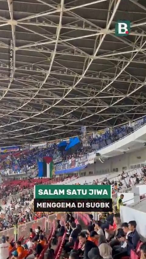Chant Salam Satu Jiwa dari Aremania menggema di Stadion Utama Gelora Bung Karno (SUGBK), Jakarta Pusat, ketika Arema FC melawan Persija Jakarta. #bolacomid #blcbm #arema #persija