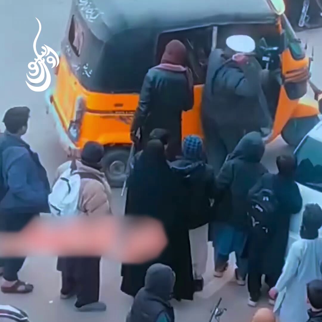 ویدیویی که در شبکه‌های اجتماعی منتشر شده نشان می‌دهد که مامورات ترافیک گروه طالبان در هرات یک راننده ریکشا را لت‌وکوب می‌کنند. طالبان در هرات اخیرا حدود ۱۰۰ هزار ریکشای مسافربری بین‌شهری را از ورود به جاده‌های اصلی شهر منع و هزاران عراده ریکشا را توقیف کرده‌اند. #oxustv #herat #اکسوس #هرات