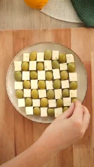 Aceitunas y Queso condimentados con oliva, limón y especias, para la picada del domingo! 👌🏼 Receta: