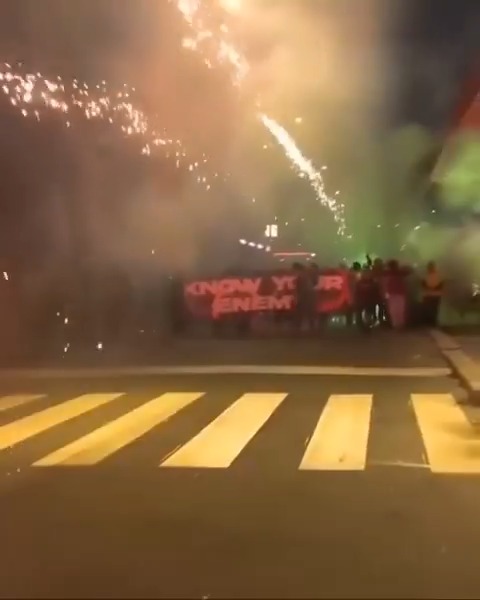 Se ha liado parda en Milán durante la inauguración de los Juegos Olímpicos de Invierno. Más de 5.000 manifestantes protestaban por la tala de árboles y la presencia de ICE en el círculo de seguridad de la delegación de EEUU. La música corre por mi cuenta.