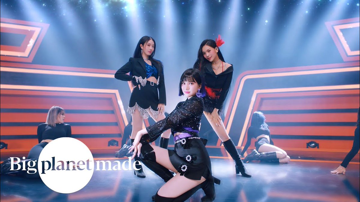 4 years ago today, VIVIZ debuted with their 1st Mini Album ‘Beam Of Prism’ with title track ‘BOP BOP!’