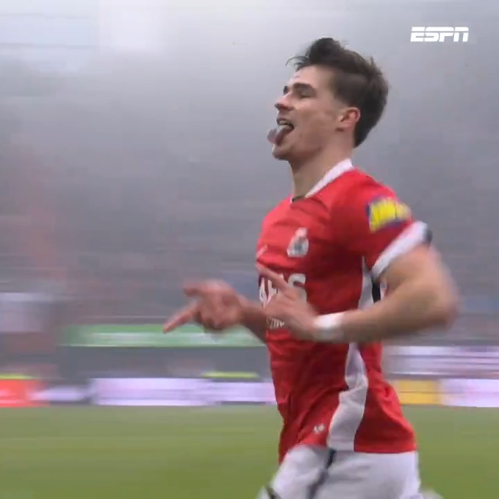 Wouter Goes tikt de rebound binnen en zet AZ op 1-0 tegen Ajax! #azaja
