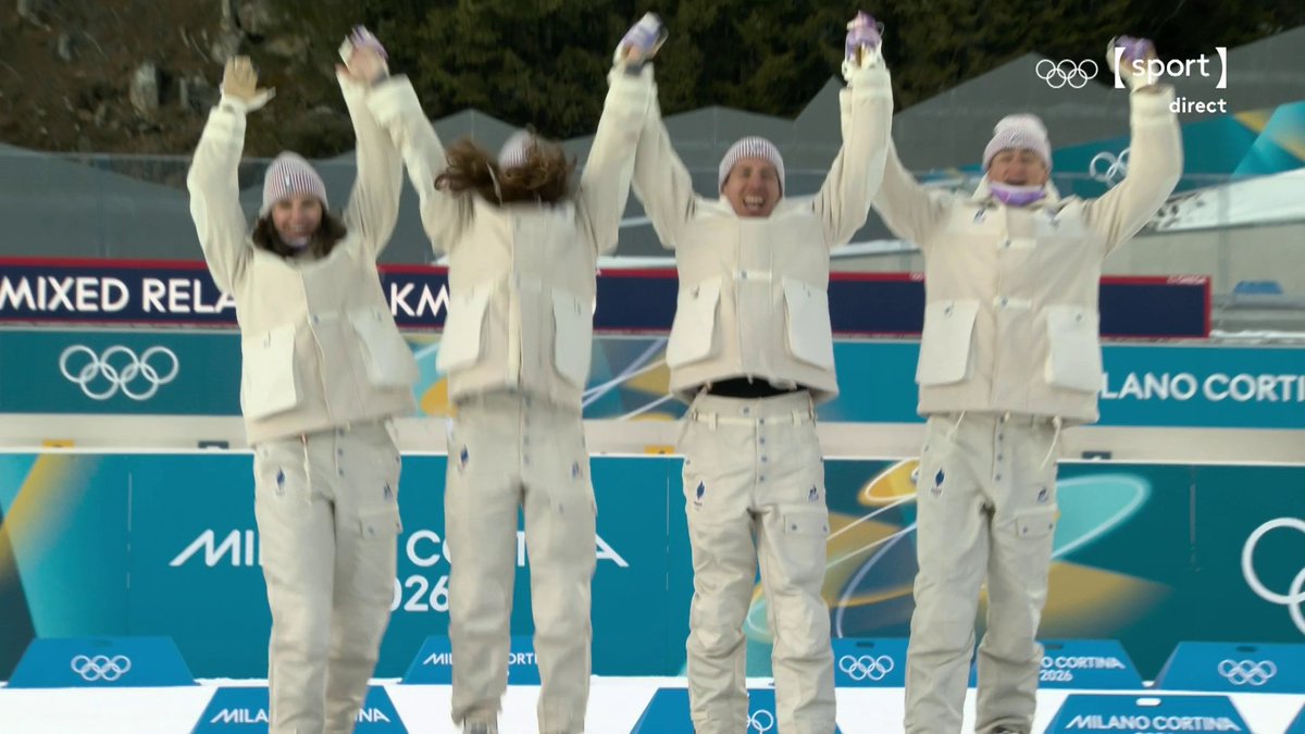 ❄️ #MilanoCortina2026 | 🇫🇷 Les Bleus sur la plus haute marche du podium : Eric Perrot, Quentin Fillon Maillet, Lou Jeanmonnot et Julia Simon sont champions olympiques du relais mixte ! ➡️ Suivez les JO sur la chaîne sport de France Télévisions :