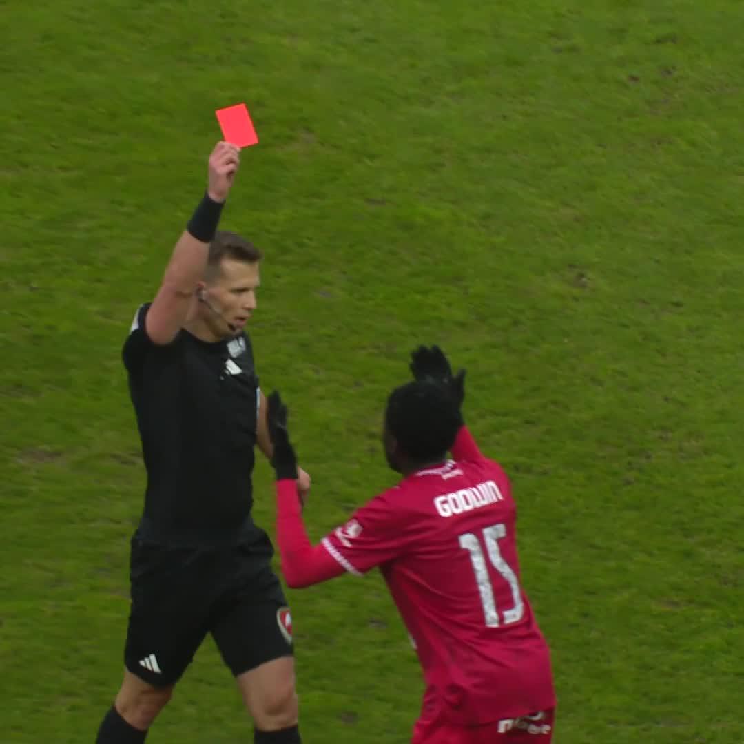 Pardubice budou po faulu Godwina z 19. minuty dohrávat o deseti. 😬 Správně posouzeno? 🟥 #OneplaySport | #ChanceLiga
