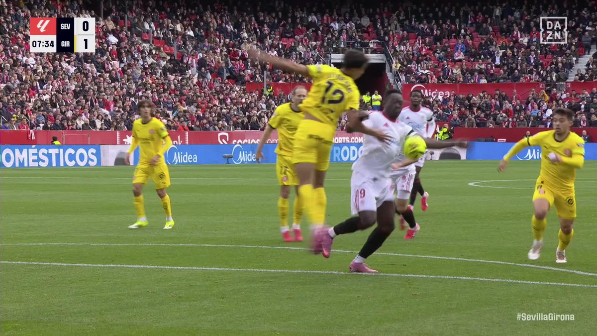 🔴🚨 POLÉMICA EN EL Sevilla Fútbol Club. 👋 Los jugadores del combinado hispalense pidieron MANO en esta acción en el área del Girona. ❓ ¿Te parece penalti? #ZonaMixta