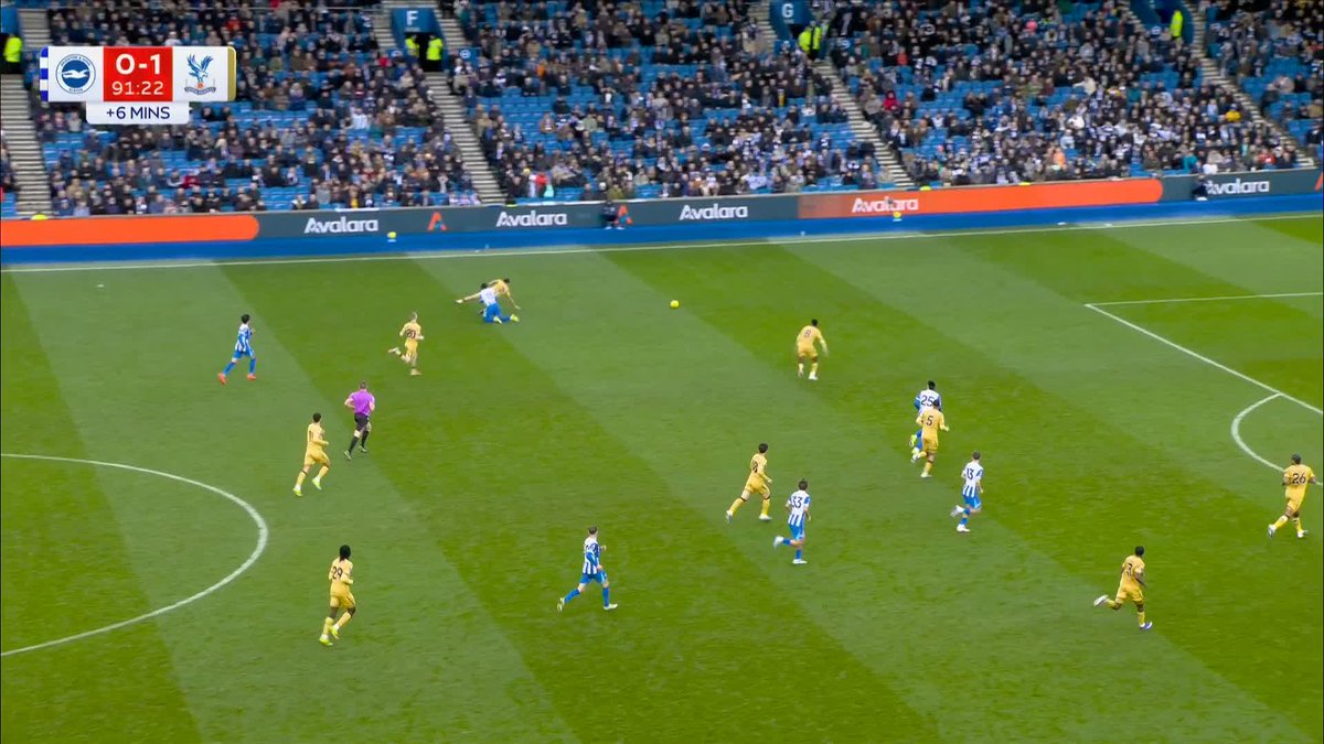 Daniel Muñoz escapes a second yellow for this foul on Yankuba Minteh 🤨