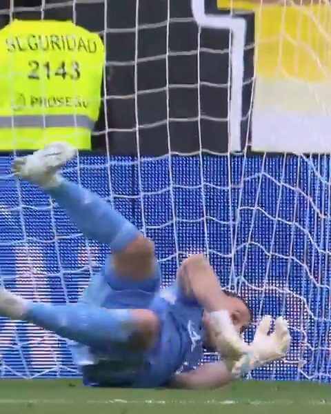 ⛔ El sueño de todo portero: Parar un penalti en el último minuto para salvar puntos para su equipo. SevillaGirona | LALIGAEASPORTS | LALIGAHighlights | Sevilla Fútbol Club
