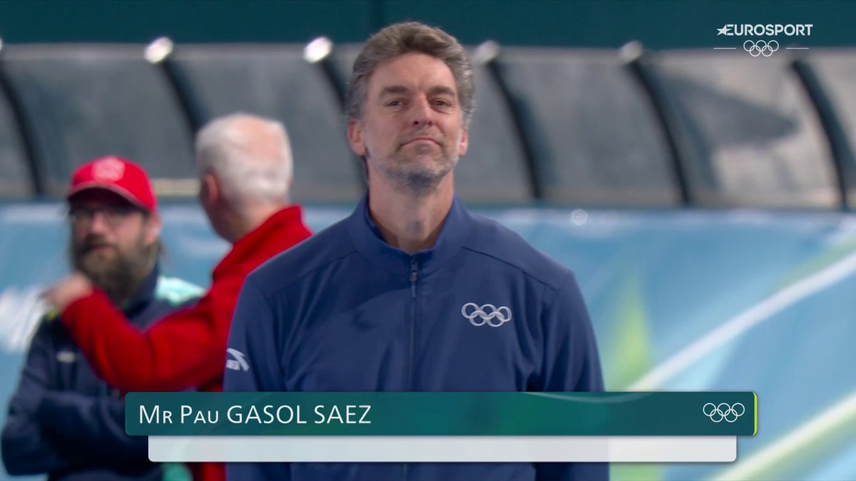 🇪🇸🐐 𝑨 𝑺𝑼𝑺 𝑷𝑰𝑬𝑺, DON PAU GASOL SÁEZ 🏅 Pau Gasol entrega las medallas a los campeones de patinaje de velocidad de 5.000 metros en #MilanoCortina2026