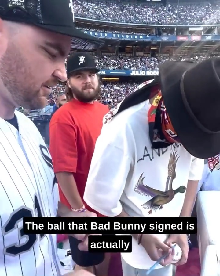 Throwback to Liam Hendriks getting Bad Bunny’s autograph at the 2022 ASG 🔥