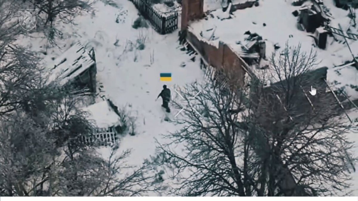 ❗️🇺🇦Ukrainian military personnel from the «Shkval» Rifle Company have cleared the settlement of Chuhunivka, with some 🇷🇺Russian soldiers taken prisoner. The State Flag of Ukraine has been raised in Chuhunivka — the settlement is now under the control of the Ukrainian Defense Forces.