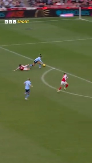 Lauren Hemp through on goal… was she fouled? 🤔 #BBCFootball