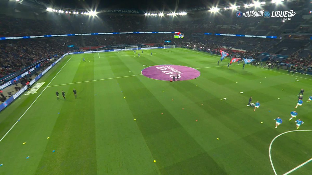 Magnifique séquence à 30 minutes du coup d'envoi 😍 On vous emmène dans le vestiaire de l'arbitre avec les capitaines Marquinhos et Balerdi ©️ #LeClassique #PSGOM