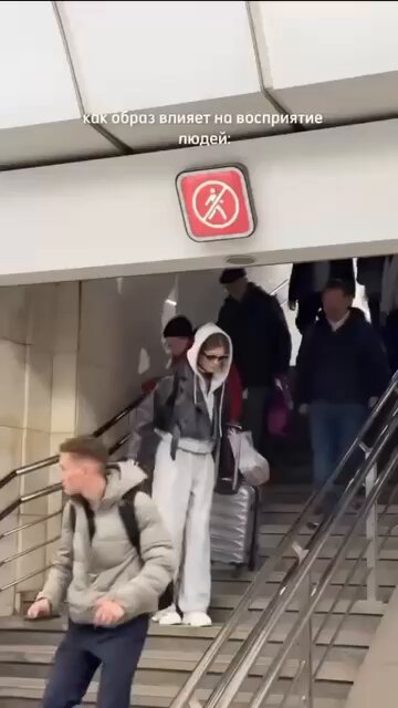 ela mostrando que a aparência faz toda diferença na hora de algum desconhecido ajudar