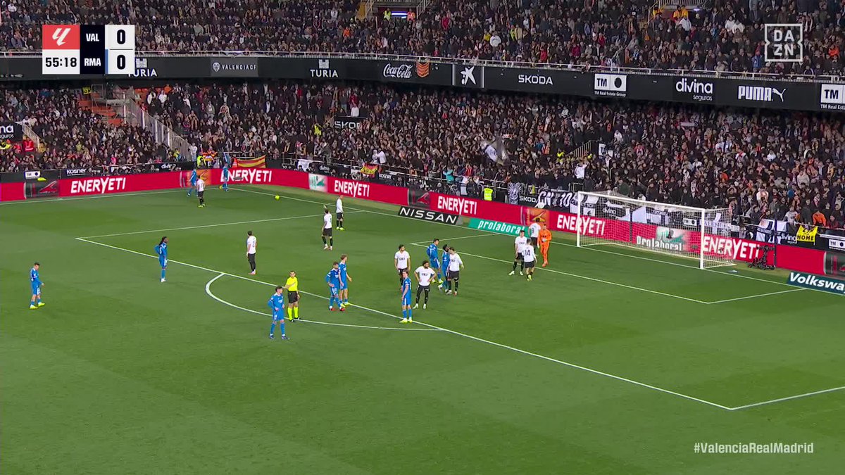 Los cánticos de una parte de Mestalla a Kylian Mbappé 🔊 #LALIGAenDAZN ⚽