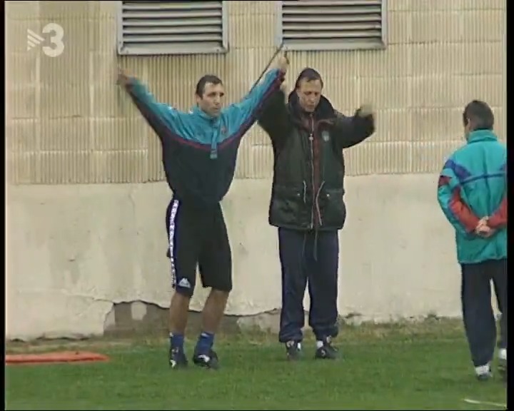 Felicitem l'aniversari Hristo Stoitchkov recordant un entrenament del Barça del 1995: els cracs barallant-se amb la corda com si fos un defensa dur. No us perdeu la docusèrie "Hristo, l’indomable". Estrena 3Cat el 20 de febrer