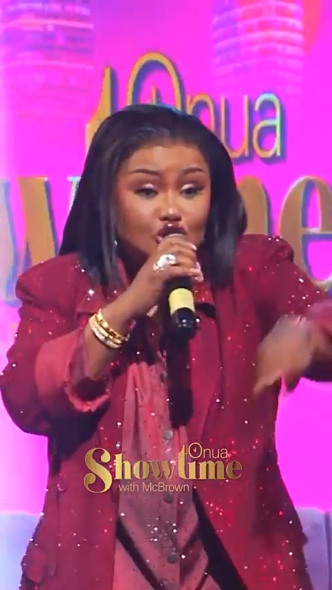 The moment Nana Ama McBrown grabbed the mic to sing Stonebwoy's verse on Kwabena Kwabena's Aso remix 🎙️🔥💯 #OnuaShowTime