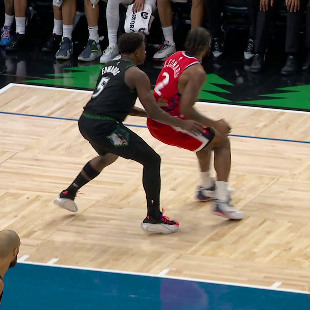 Kawhi Leonard right now? GETTIN' BUCKETS 🪣 He's got 32 for the LA Clippers as they lead in Minny! Tap to watch: