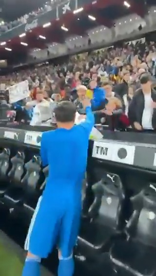 👕 Brahim, haciendo felices a los aficionados del Real Madrid C.F.. ValenciaRealMadrid | insideLALIGA | LALIGAEXPERIENCE