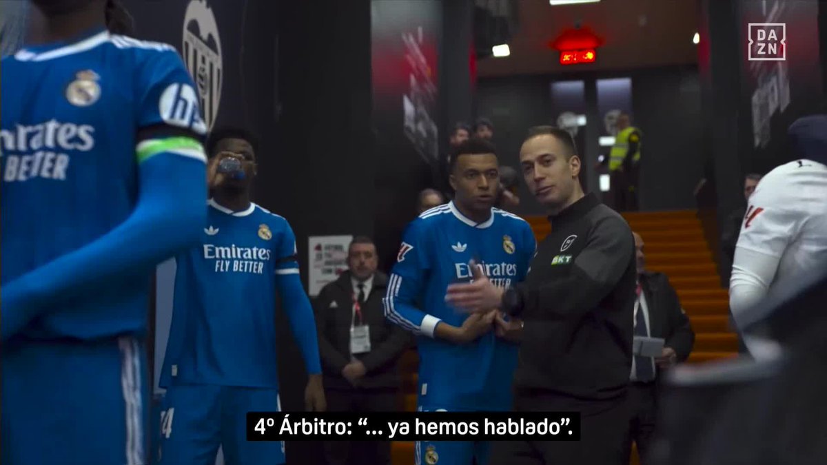 Mbappé 🗣️ "¿Cómo puede ser fuera de juego? Porque no entiendo..." Cuarto árbitro 💭 "Hablamos dentro" Mbappé 🔊 "Tú me dices de hablar dentro, estoy dentro y tú no me hablas" Kylian y el cuarto árbitro del partido de Mestalla #ElPost