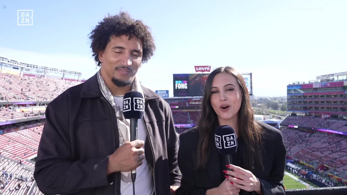 Jakob Johnson, exjugador de los New England Patriots, cantando Bad Bunny con Ainhoa Pérez de Lema 🐰🇵🇷😂 "Enséñame a bailar mami yo no sé" 🎶 Disfruta de la #SBLX en DAZN: 📺 #NFLenDAZN 🏈