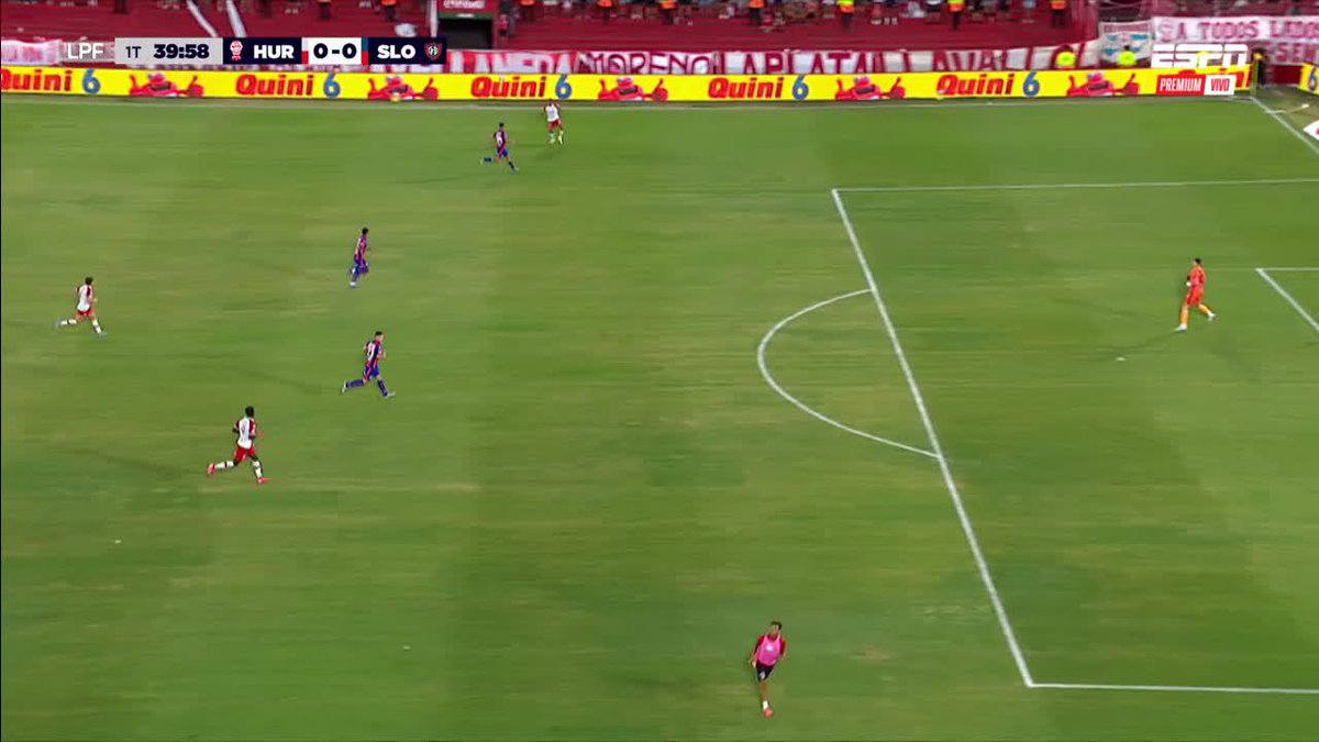 INSÓLITO: un alcanzapelotas se metió al campo de juego en pleno partido entre Huracán y San Lorenzo en el Ducó. 📺 ESPN Premium | Suscribite al Pack Fútbol en