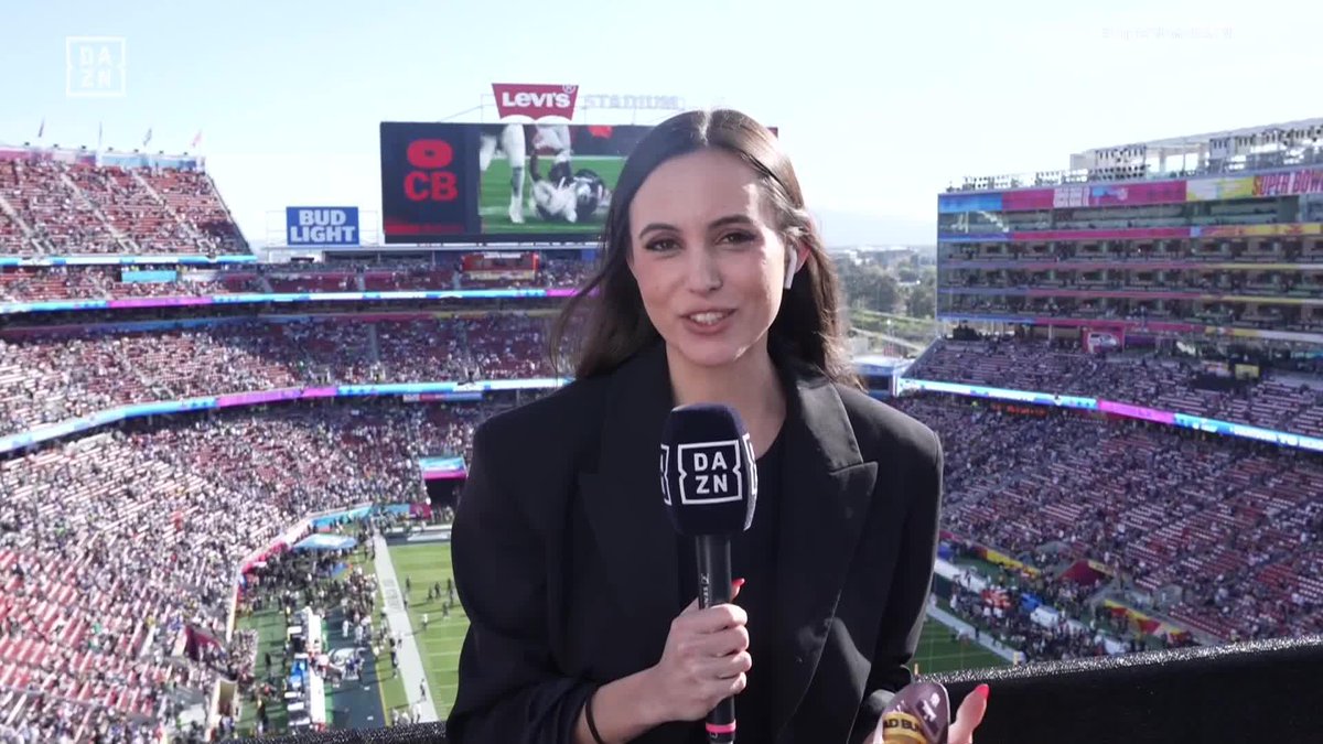Balones iluminados durante el concierto de Bad Bunny y Ainhoa Pérez de Lema se anima a cantar DTMF 😂🐰🇵🇷 Disfruta de la #SBLX en DAZN: 📺 #NFLenDAZN 🏈