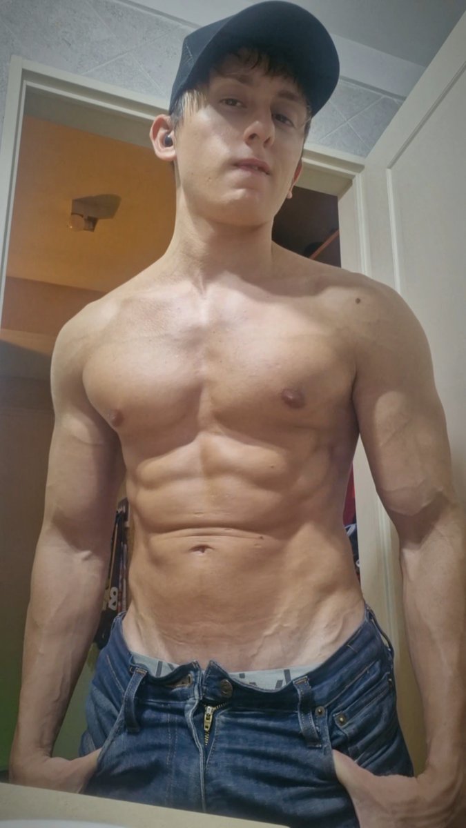 🇪🇸 Estoy todo musculoso 💪🏻😏 Les gusta mi cuerpo? 👀 🇺🇸 I am a muscle boy 💪🏻😏 Do u like my body? 👀