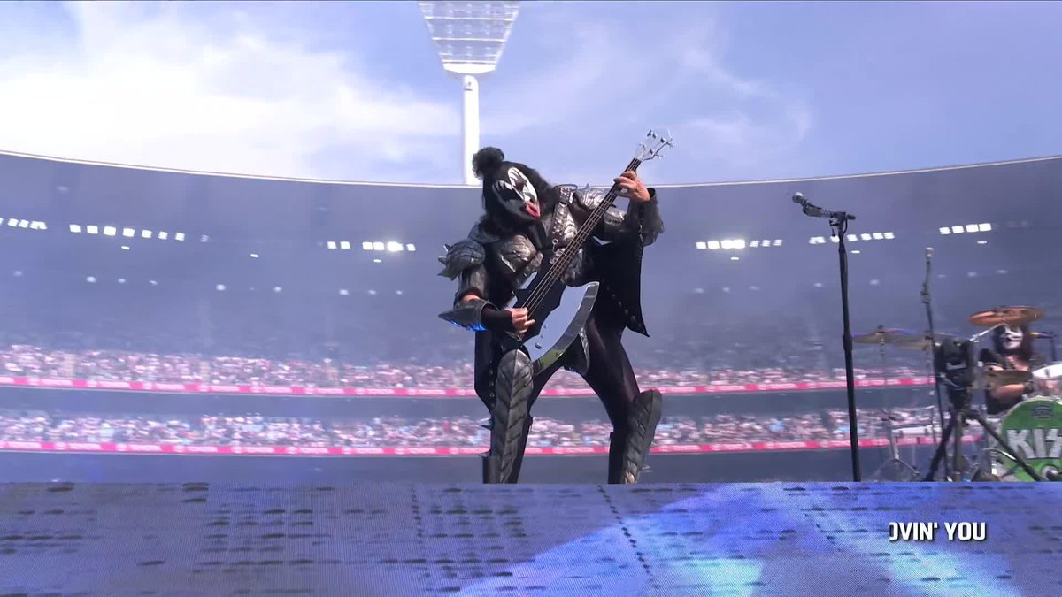 En el Superbowl australiano llevan a Kiss. En el Superbowl estadounidense, a un marrón latinoamericano. Gracias Dios por crear una isla en medio del mar para que no lleguen estos indios a ensuciar todo.