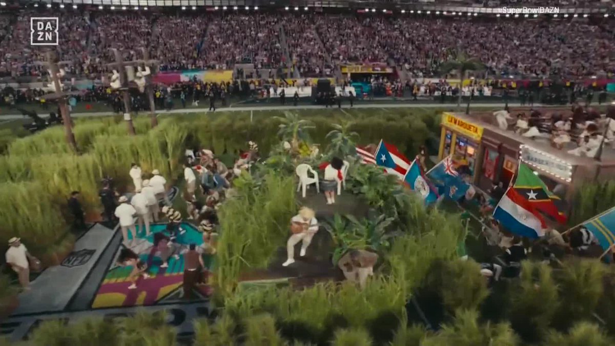 ORGULLO LATINO 😍 Bad Bunny y el hermoso recuerdo a todos los países de América en pleno halftime show del Super Bowl✨ #SBLX #NFLenDAZN