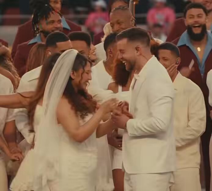 ela viu as torres gemeas no patio do colegio, ela ve o espirito da patricia regane, ela é italoamericana, ela é latina!!!! #superbowl