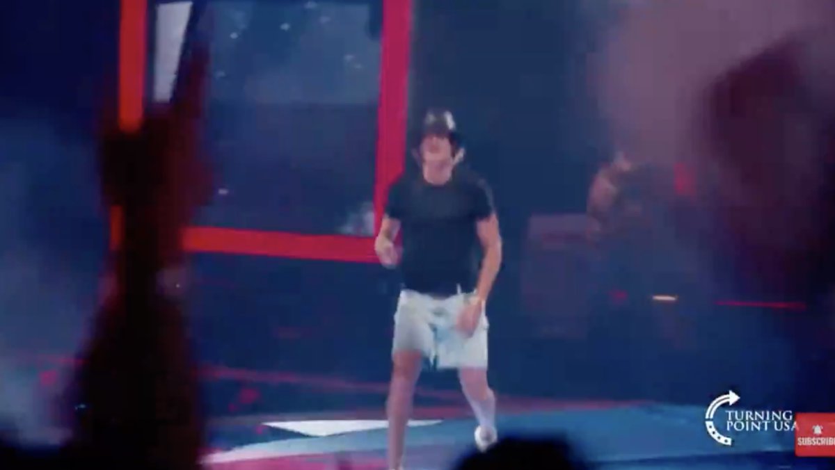 Kid Rock sounds awful while performing in jorts at off-brand half-time show.