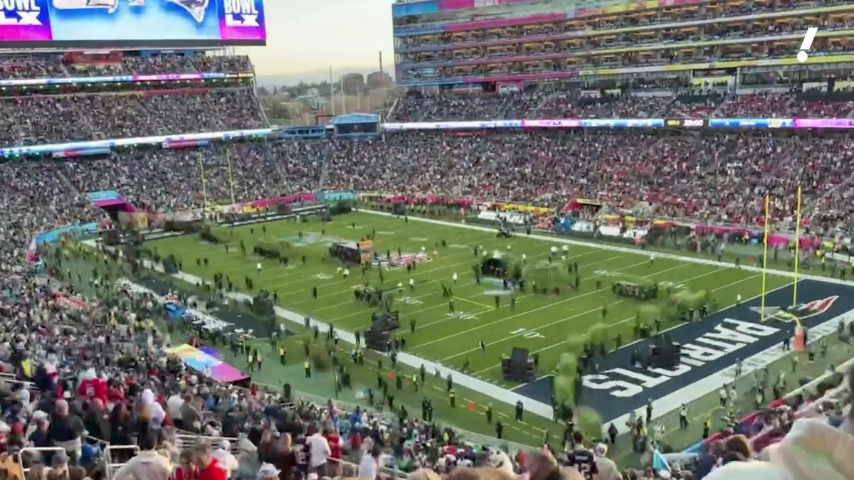 "Escenario" Porque lo poco que tardaron en poner y quitar toda la escenografía del show de medio tiempo de Bad Bunny en el #SuperBowl
