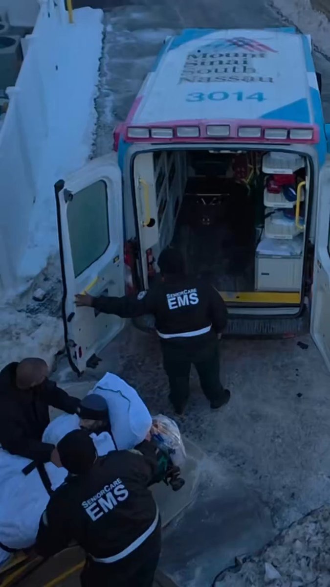 Julio ya llegó a su hogar, tal y como él lo deseaba. Hubo riesgos, pero con la ayuda de Dios, y de de los médicos y enfermeras, lo logramos. Continuará recibiendo los cuidados paliativos en su hogar, acompañado de su familia, a la que no veía desde hace 20 años.