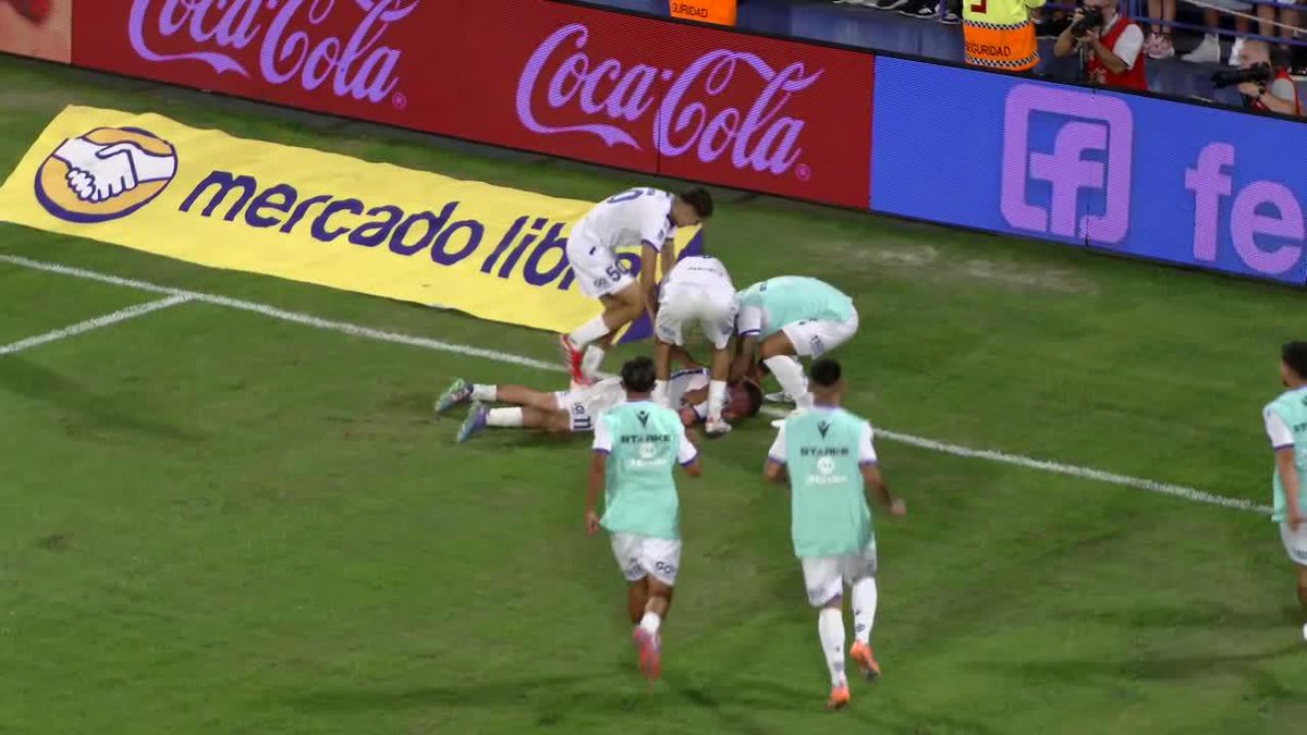 Qué felicidad ver que mi Diego Valdés está brillando en Argentina, hoy fue el MVP de Vélez con doblete asistencias de lujo y le ganaron 2-1 a Boca Juniors🥹💛🇨🇱 Aquí está el video del primer pase de gol✨