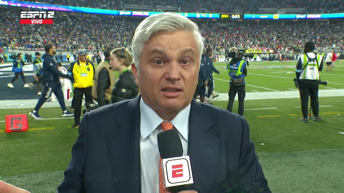"BENITO LE CANTÓ EN ESPAÑOL A LA FIESTA MÁS IMPORTANTE DE LOS AMERICANOS" 👏🏻 La emoción del histórico John Sutcliffe tras el show de Bad Bunny en el Super Bowl 📺 #SuperBowlLX | #DisneyPlus Plan Premium