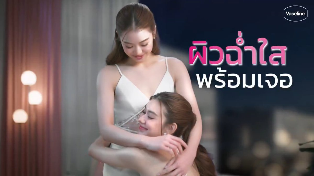 ยิ่งใกล้กัน ผิวยิ่งโกลว์ ด้วยวาสลีน กลูต้า-ไฮยา ดิวอี้ เรเดียนซ์ เตรียมผิวฉ่ำใส ให้พร้อมเจอกัน ใน 5 วัน ด้วยวาสลีน กลูต้า-ไฮยา ดิวอี้ เรเดียนซ์ 70X ประสิทธิภาพ เหนือกว่าวิตามินซี ล็อคความชุ่มชื่นให้ผิว พร้อมเติมความมั่นใจ ให้ยิ่งใกล้ชิดคนข้าง ๆ ผิวยิ่งโกลว์