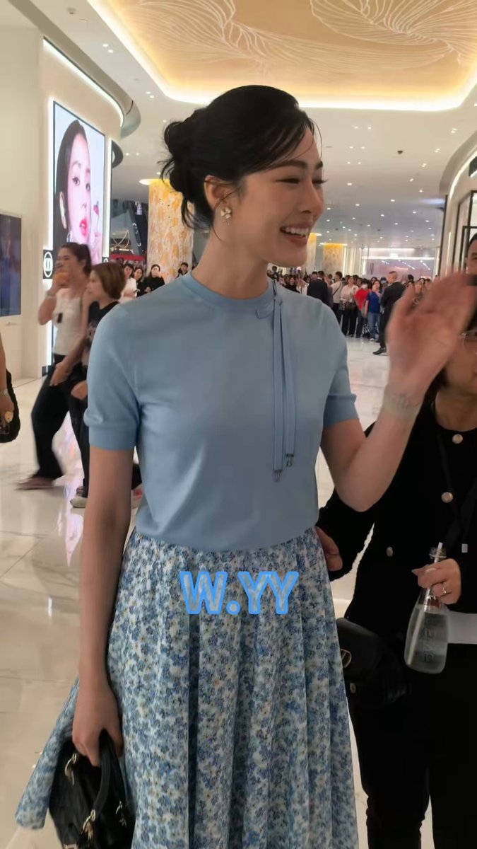 Ling showed a fan how to use the keepthewonder camera, filmed the fan, and then handed it back🙂 LING DIOR BEAUTY BOUTIQUE #LinglingXDiorBeautyIconsiam #linglingkwong