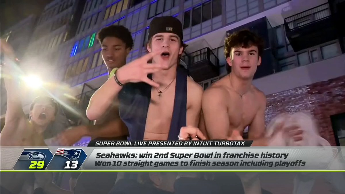 The Seattle fans are getting rowdy 😅 Laura Rutledge's reaction is too good 😂