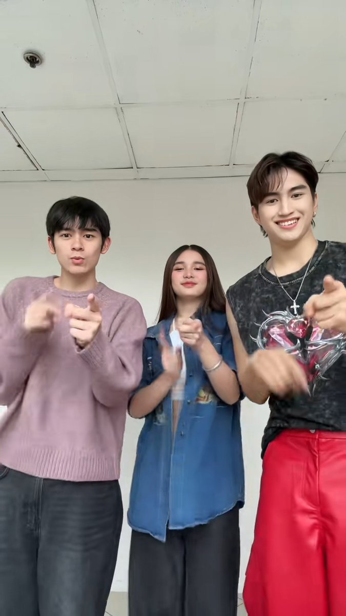 "Sunod-sunod yan sila lumabas BWAHAHAHAHAHA 😭🤍" Magkakasama na ulit sa outside world sina #GMAPBBCollab ex-housemates #JohnClifford, #AntonVinzon, at #SofiaPablo ✨ 🎥: Sofia Pablo via Tiktok