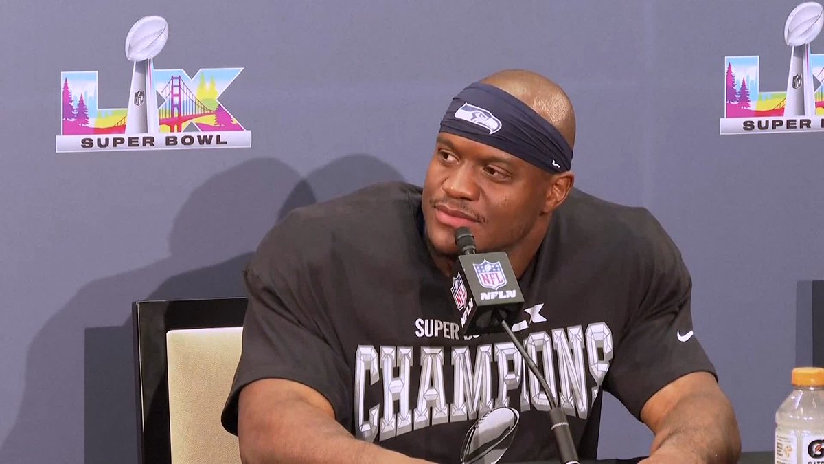 "He doesn’t like crowds. This is his first NFL game and we won a Super Bowl" Kenneth Walker's dad sees his son win Super Bowl MVP at his first ever NFL game 🏉