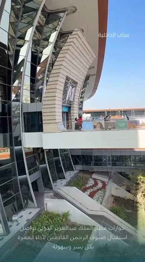 📹| جوازات مطار الملك عبدالعزيز الدولي تواصل استقبال ضيوف الرحمن القادمين لأداء العمرة بكل يسر وسهولة.