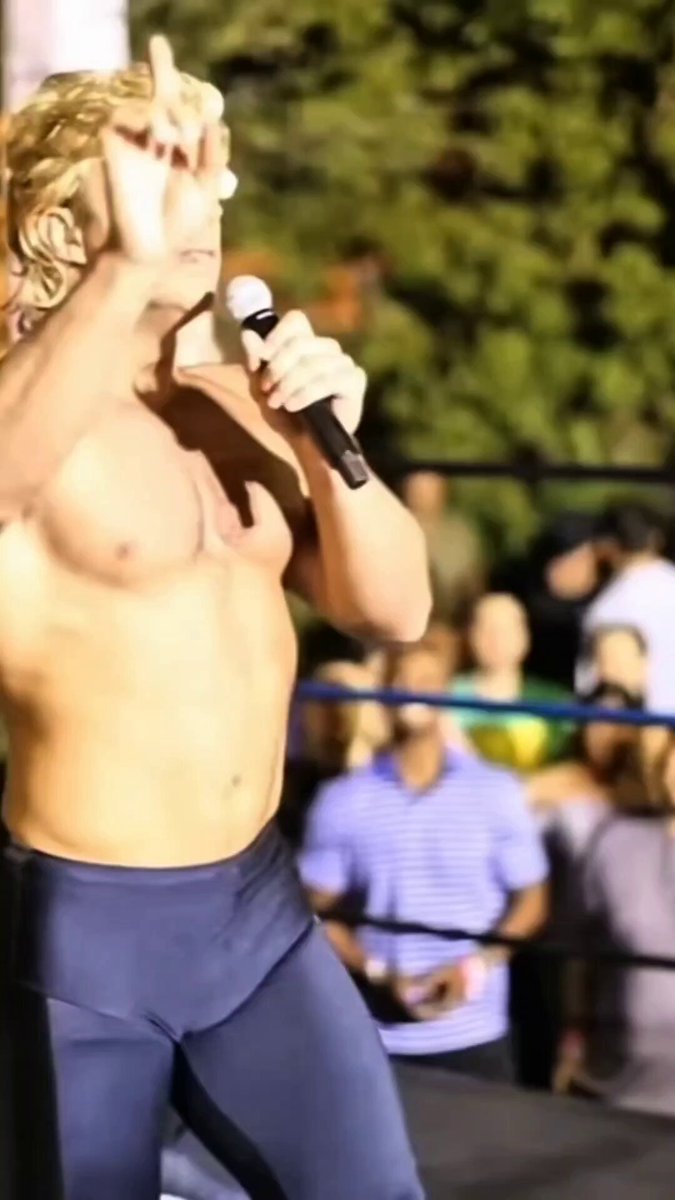 Buen día hoy para recordar que uno de los gimmicks que llegó a tener LA Knight hace años era ser El Hijo de Trump. Con ese nombre en español. Se basaba en ser el hijo ilegítimo de Donald Trump y luchaba con peluca. Aquí se enfrentó a Blue Demon Jr. y todo. No es broma.