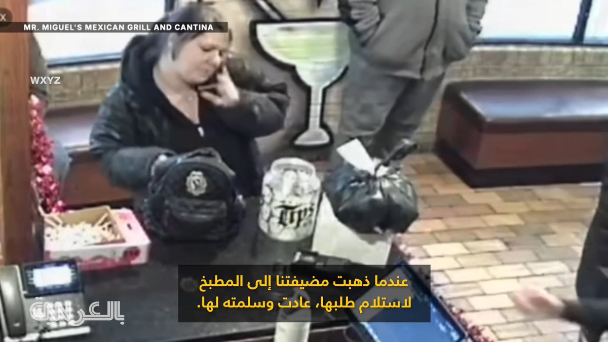 فضحتها الكاميرا.. زبونة تخفي جرة إكراميات تحت معطفها لتسرقها باحتراف وتغادر