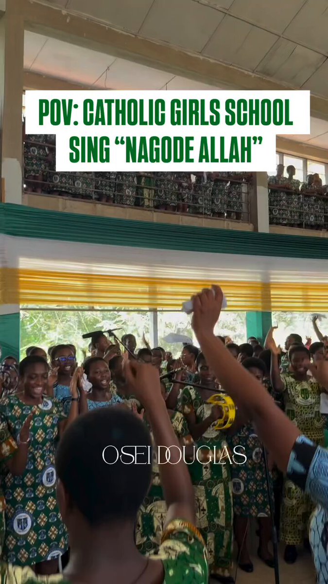 Students and alumnae of the St. Louis Girls’ Senior High School joyfully singing “Nagode Allah” during Sunday mass, further highlighting Ghana’s unique religious tolerance and unity.
