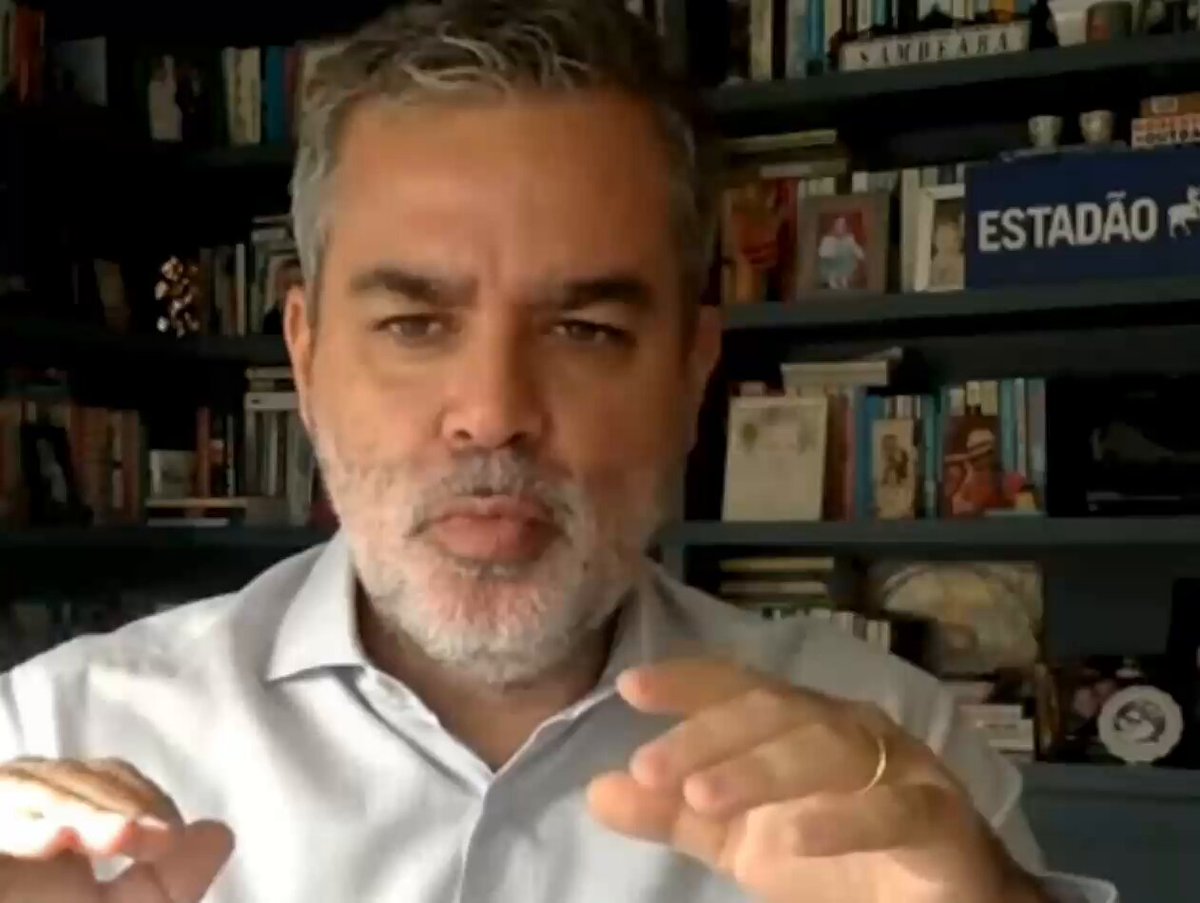 O Carlos Andreazza as vezes parece meio sonso nas análises dele. É óbvio que o bolsonarismo se concentra no Imperador Se você tá apanhando na cara você se defende de quem tá dando os socos ou quem mandou ou ta junto? A isentosefera não sentiu o sabor da ditadura. Para eles é tudo uma coisa conceitual então eles acham que a gente tem condições de escolher politicamente as coisas e não apenas se defender para não morrer espancado.