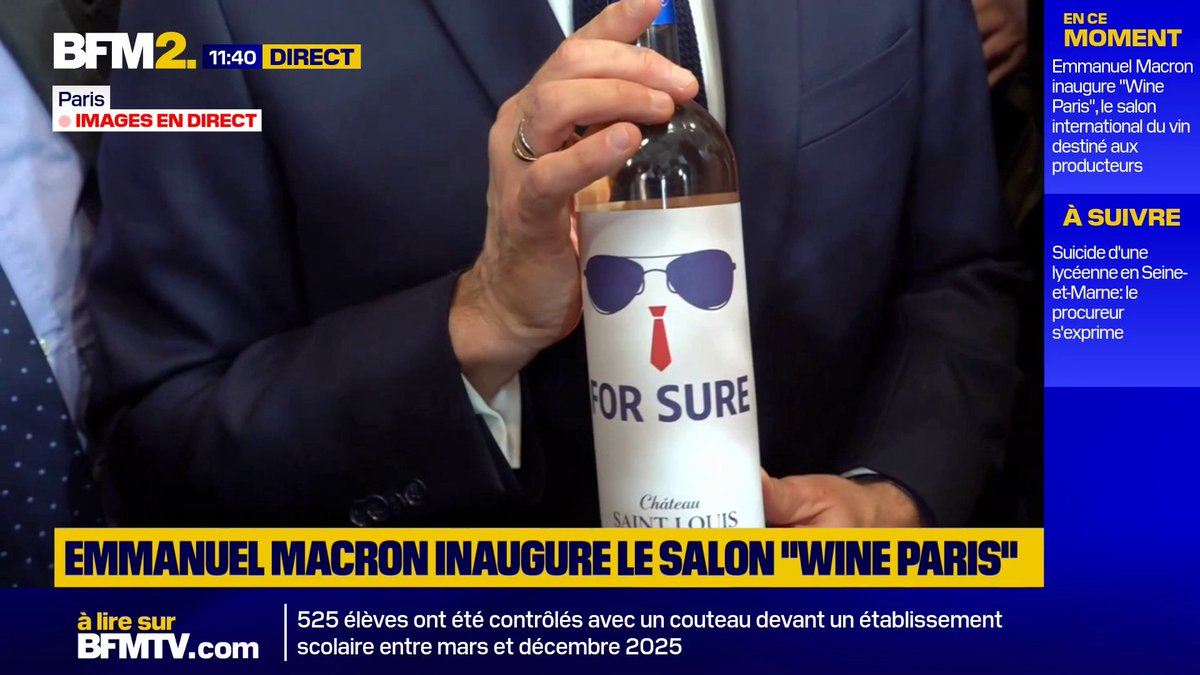 🇫🇷🥂🕶️ INSOLITE | Un homme offre à Emmanuel Macron une bouteille de rosé étiquetée "For sure" avec ses lunettes de soleil, au salon Wine Paris.