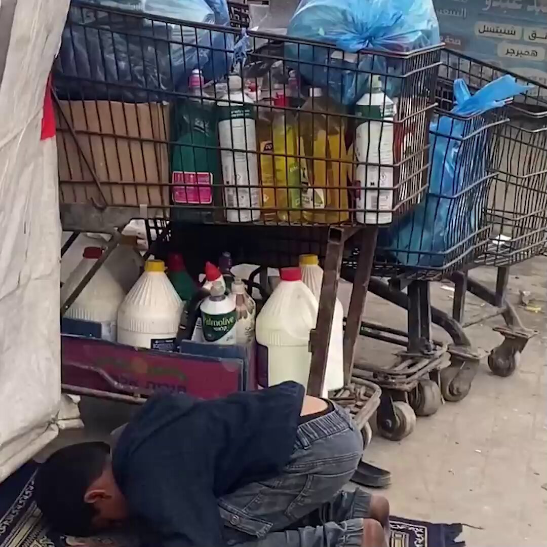 Ailesi için pazarda satış yapan Gazzeli çocuk, küçük bedeniyle verdiği mücadeleye rağmen namazlarını aksatmıyor.