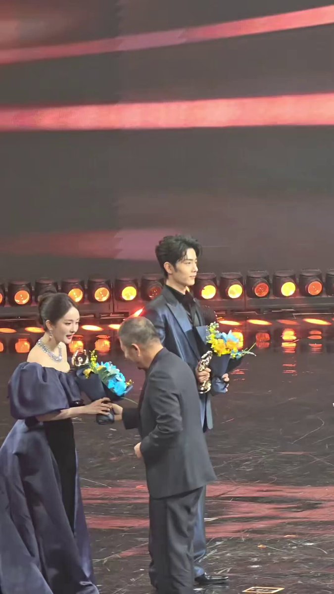 在一個演唱會頒獎典禮上， 缺乏教養，不懂文明爲何物的中共領導人， 居然用腳去踢女演員楊冪的裙擺， 看上去很像是踢女人短褲踢多了的習慣動作， 這樣的人才能在中國當領導。
